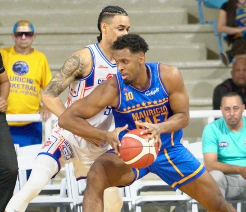 Acción del partido entre San Lázaro y Mauricio Báez.