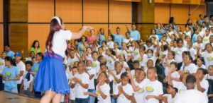 Parte de los miles de niños de ambos sexos  que  acuden al Centro Cultural y Deportivo Mauricio Báez a participar en las  actividades que ofrecen.  fuente externa