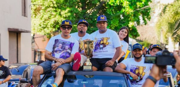 Fanáticos del Club Mauricio Báez durante el desfile celebrando la obtención de la corona 11 para el equipo con sede en el barrio de  Villa Juana.  fuente externa