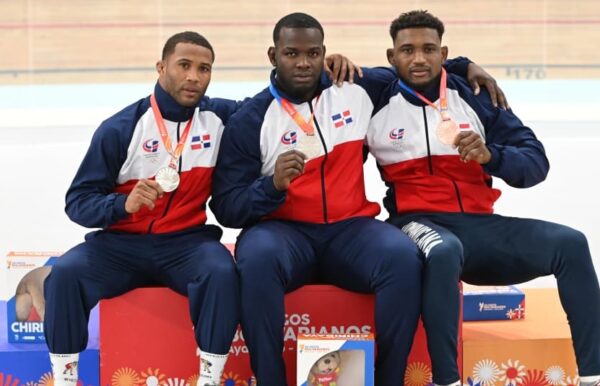 Tres de los atletas que conquistaron medallas en Perú.