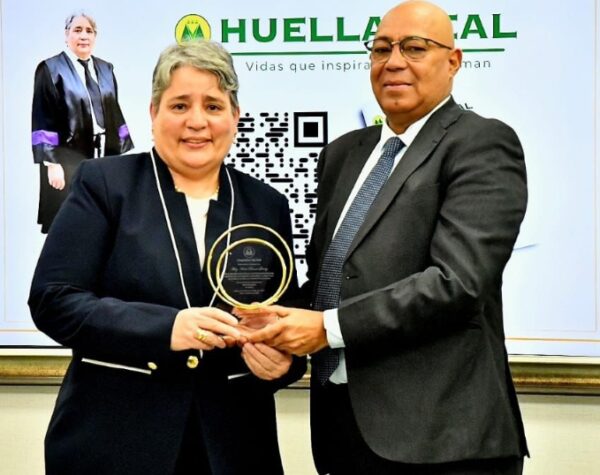 Magistrada Arelis Ricourt y Yanio Concepción, presidente  de la Cooperativa Vega Real.