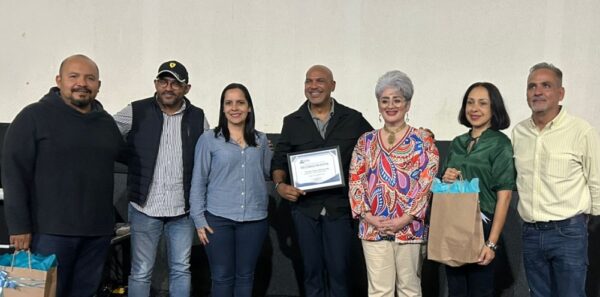 Salvador Batistas, al centro, junto a periodistas y profesionales del turismo de México, luego de ser distinguido.