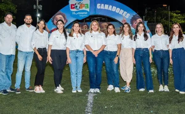 Ejecutivos  de  la entidad  durante la celebración.