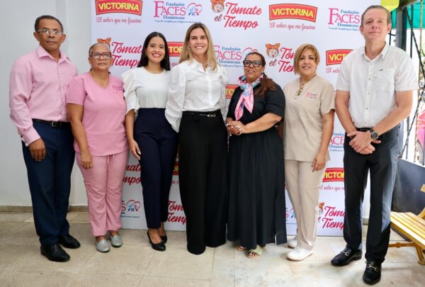 Ejecutivos de la  marca mientras realizan el donativo.