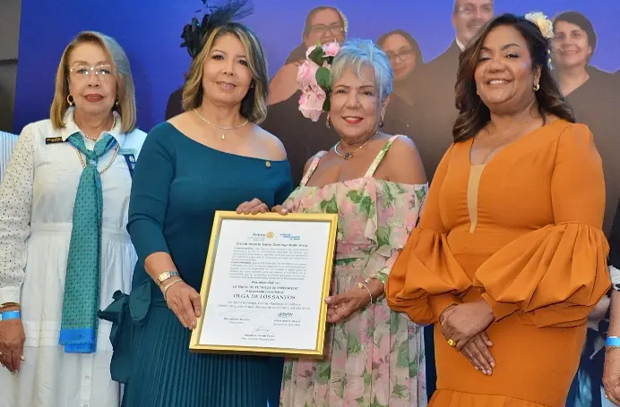 Olga Acosta,  Rita Soriano  y Amarilys Durán Salas  distinguen  a Olga de los Santos.