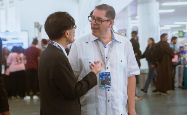 Takagi Masahiro, embajador de Japón, y Gilberto Chaves Mesen, productor del evento.