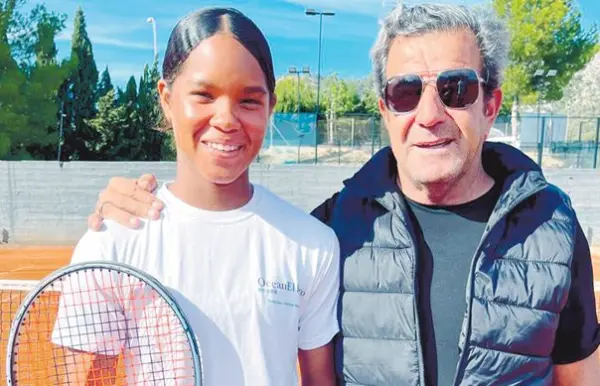 Sergio Sabadello premia a Julianny de la Cruz.