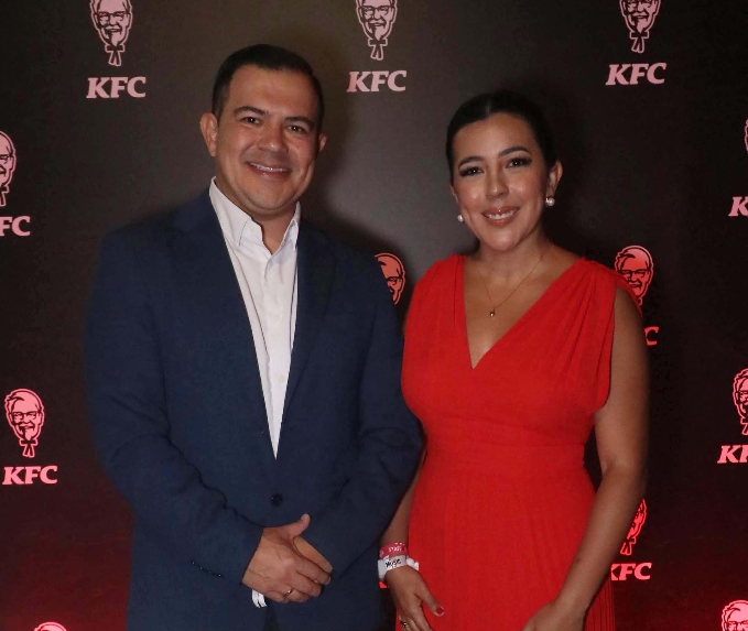 Carlos Álvarez y Vanessa González.