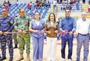 El ministro  Kelvin Cruz hace  entrega  del polideportivo.