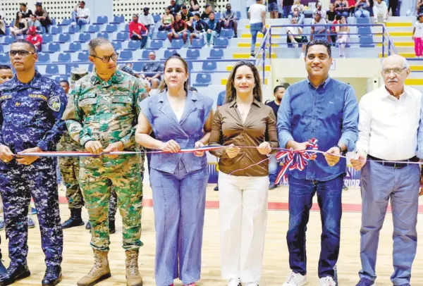 El ministro  Kelvin Cruz hace  entrega  del polideportivo.