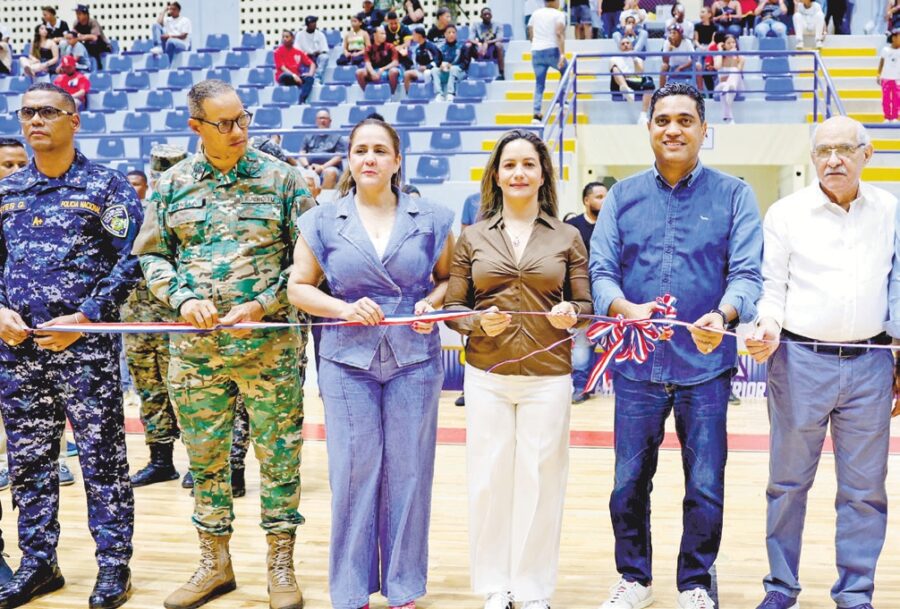 El ministro  Kelvin Cruz hace  entrega  del polideportivo.