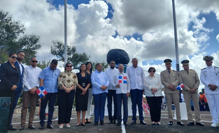 Juan Pablo Uribe, en el centro, junto a autoridades civiles y militares, en el monumento del cerro Palo Hincado.