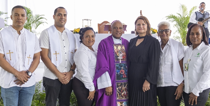 Directivos con camposanto junto al padre.