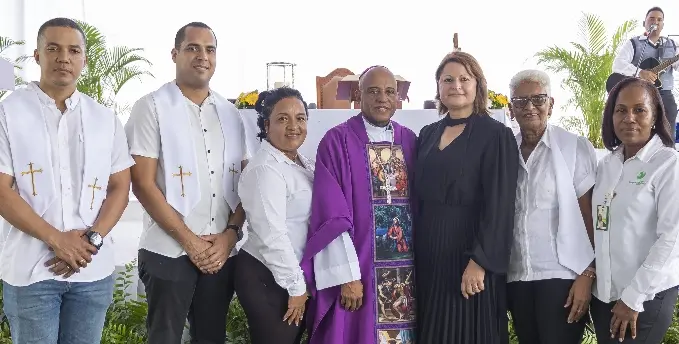 Directivos con camposanto junto al padre.