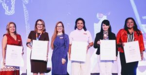 Ejecutivas de la asociación entregaron reconocimientos a mujeres líderes fundadoras.