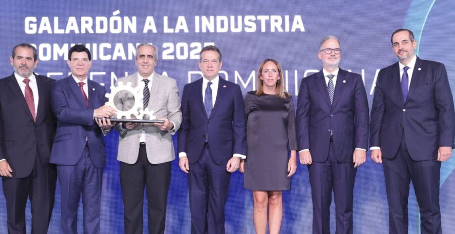 Represemtantes de la empresa reciben el galardón.