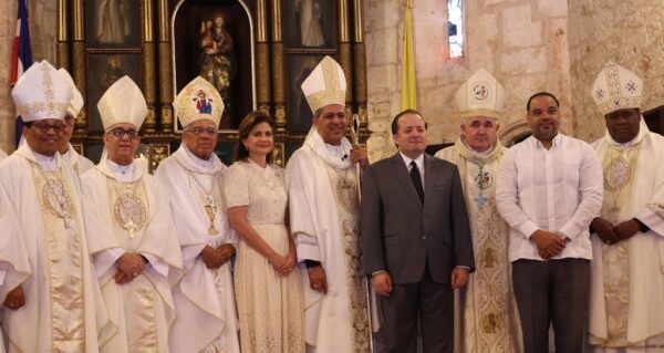 La ceremonia contó con la presencia   de los obispos de todo el país y de autoridades gubernamentales.  Arlenis castillo