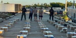 Dos dominicanos y un colombiano fueron apresados; además, se incautó cinco tanques de combustible y  un teléfono satelital.