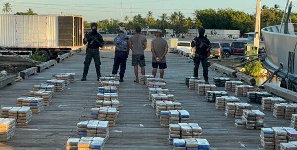 Dos dominicanos y un colombiano fueron apresados; además, se incautó cinco tanques de combustible y  un teléfono satelital.