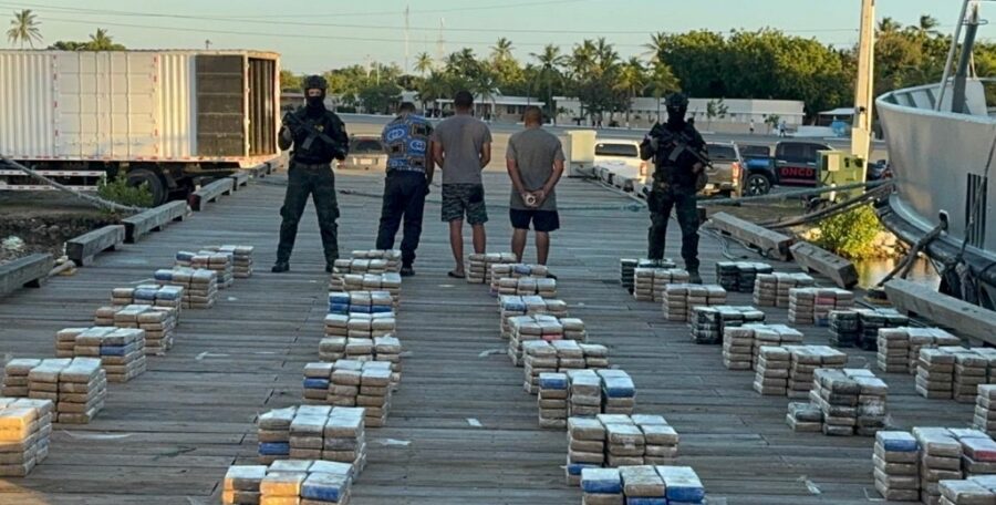 Dos dominicanos y un colombiano fueron apresados; además, se incautó cinco tanques de combustible y  un teléfono satelital.