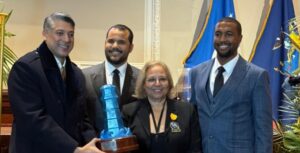 Víctor Pacheco Méndez recibe premio de DADA.