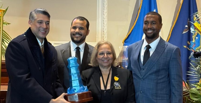 Víctor Pacheco Méndez recibe premio de DADA.