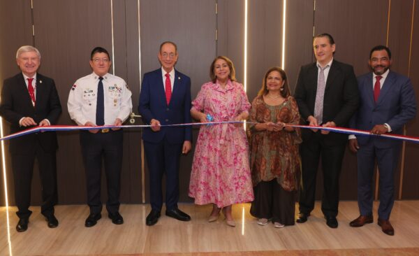 Alejandro Rubin,  Minouru Matsunaga, Luis Felipe Aquino,  Luisa María de Aquino, Kirsis de los Santos, Edward Woll y Carlos Rodoli.