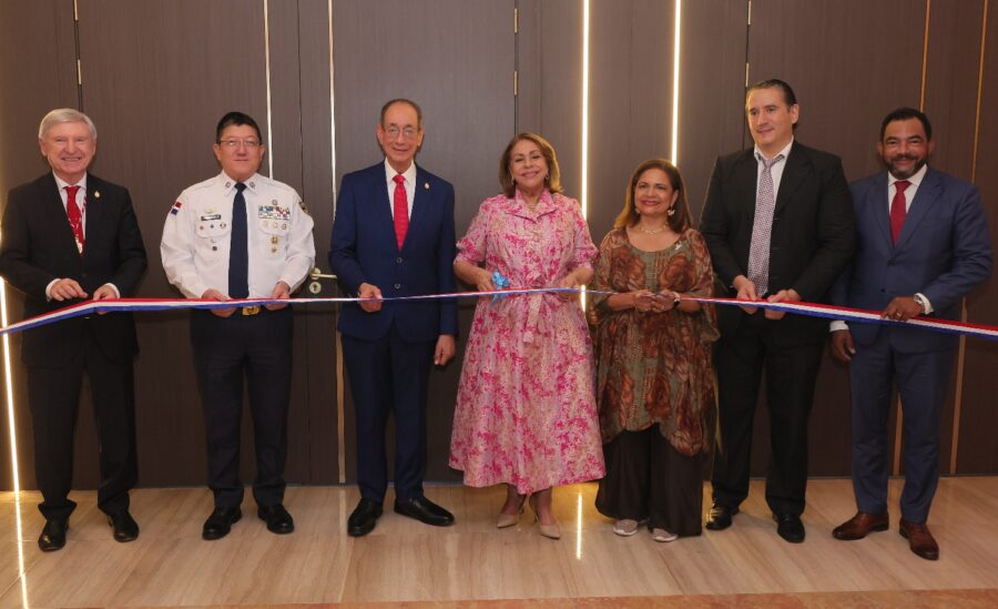 Alejandro Rubin,  Minouru Matsunaga, Luis Felipe Aquino,  Luisa María de Aquino, Kirsis de los Santos, Edward Woll y Carlos Rodoli.