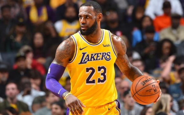 LeBron James, debe dar las gracias a su  fisioterapeuta que lo está haciendo   sentirse como  su fuese un pibe de 41 años.
