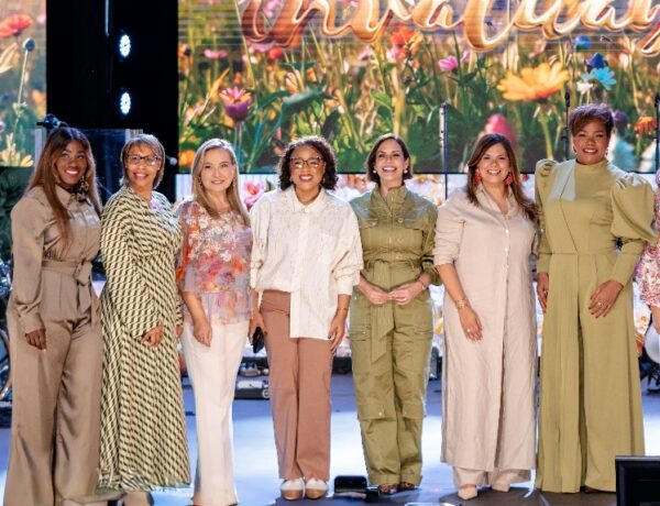 Parte de las mujeres organizadores del congreso cristiano.