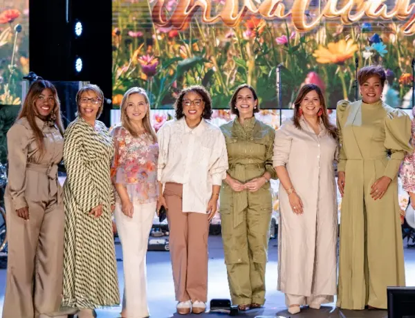 Parte de las mujeres organizadores del congreso cristiano.