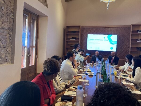 Periodistas comparten durante el conversatorio.