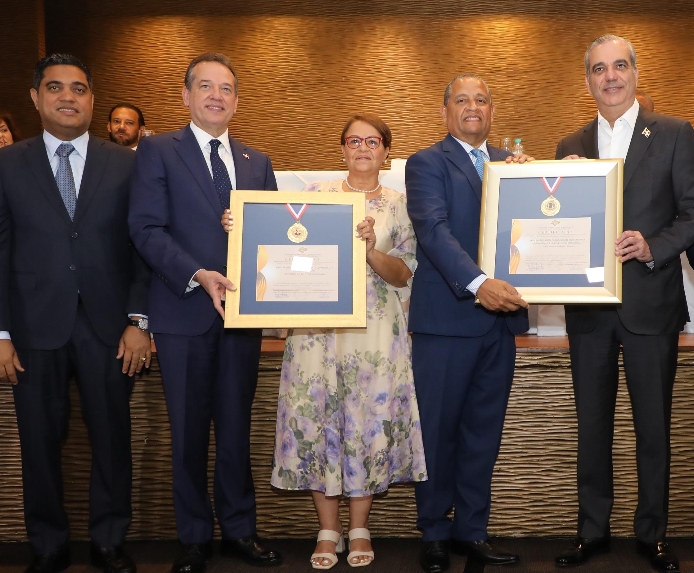 Francisco Morilla recibe la distinción del presidente Luis Abinader Corona.