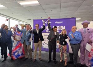 Las autoridades en el corte de cinta.