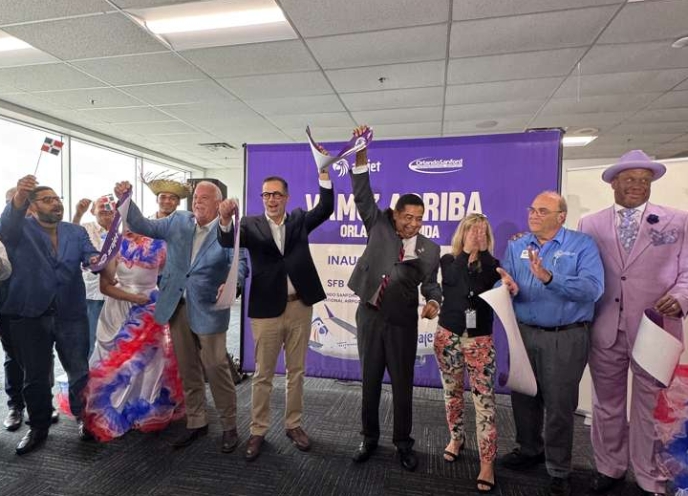 Las autoridades en el corte de cinta.