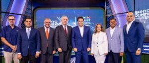 David Collado y Kelvin Cruz,   ministros de Turismo y Deportes,  junto  a José Monegro y otros  miembros del Comité Organizador de los Juegos.   fuente externa