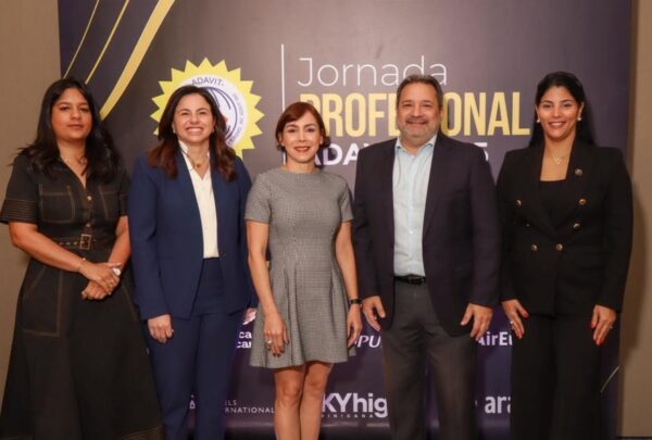 Alicia Abreu, Ana Santelises De Latour, Karla Alonso, Angel Elmúdesi y Michelle Rojas.