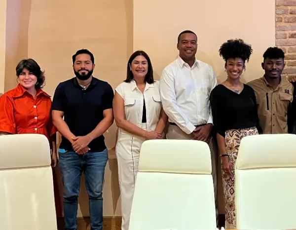 Grupo completo de once influyentes participantes.
