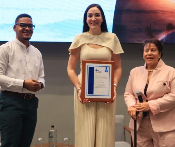 Gisela Eusebio Rodríguez reconoce a representante de Banreservas.