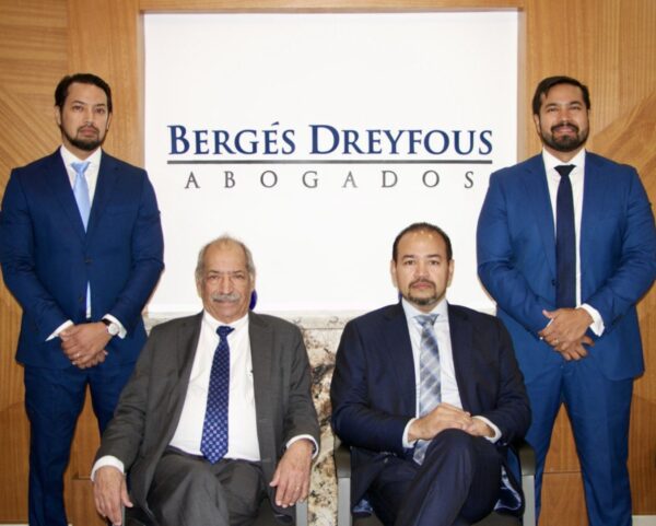 Miguel Óscar, Máximo Manuel padre, Máximo Manuel hijo y Mario Alejandro.