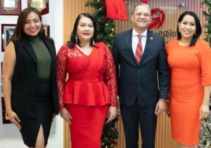 Amelia Reyes, Sulin Lantigua de Glass, Ignacio Glass y Lorenny Solano.