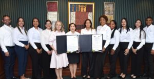 Clara Santa Cruz, Clara Reid, Georgia Ann Reid y Diana Ramos junto a colaboradores.