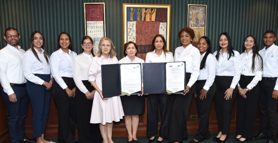 Clara Santa Cruz, Clara Reid, Georgia Ann Reid y Diana Ramos junto a colaboradores.