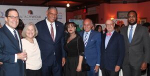 Ejecutivos de la entidad junto a representantes del Gobierno dominicano.