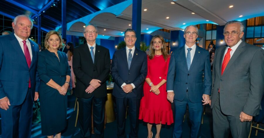 Alejandro Santelises, Katingo Haché de Santelises, Manuel A. Grullón, Christopher Paniagua, Sandra Bisonó de Paniagua, René Grullón y Luis Mejía Oviedo.