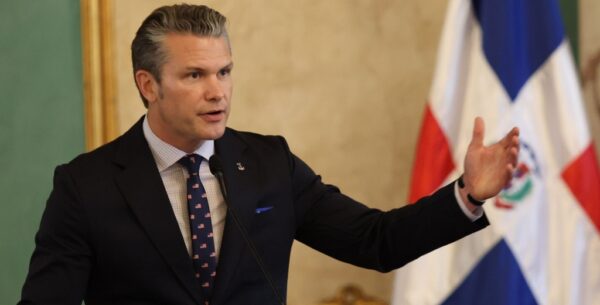 El secretario de Guerra de Estados Unidos visitó el país en los aprestos de Washington en el Caribe contra el narcotráfico.