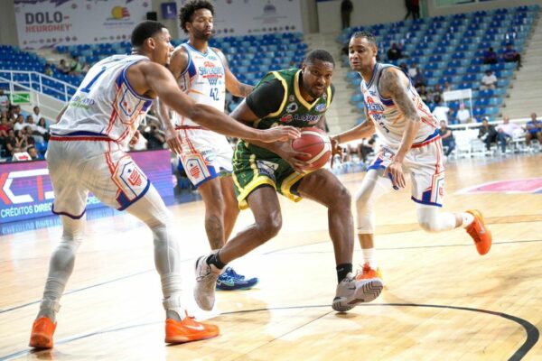 5n Carlos-Tyran de Lattibeaudiere, del club San Carlos, es rodeado por los defensas de San Lázaro, Ángel Núñez, Adonis Henríquez y Victor Liz.