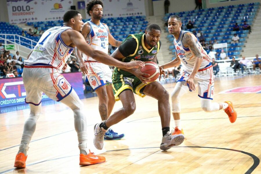 5n Carlos-Tyran de Lattibeaudiere, del club San Carlos, es rodeado por los defensas de San Lázaro, Ángel Núñez, Adonis Henríquez y Victor Liz.