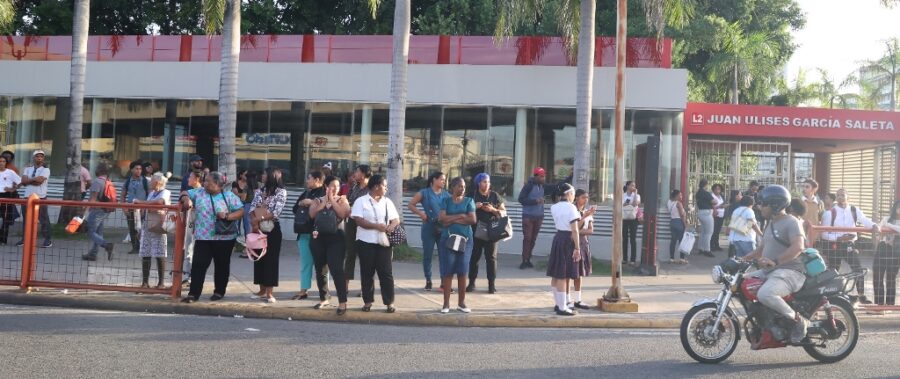 El apagón causó la salida de servicio en el Metro y el Teleférico, dejando sin transporte a miles de usuarios.  José Francisco