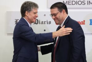 José Alfredo Corripio, a su llegada,  saluda al invitado, Eduardo Sanz Lovatón. José de León